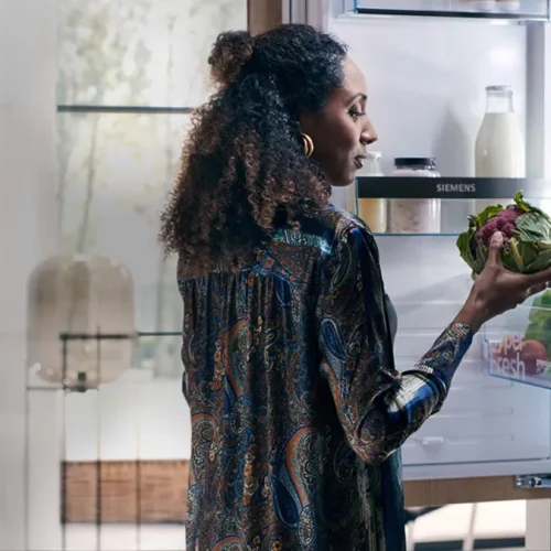 SIEMENS - 21251635_SI_DE_GL_SIE_PIU_Empowering_fridge_M61_2_3A_0126_16_9-500x500